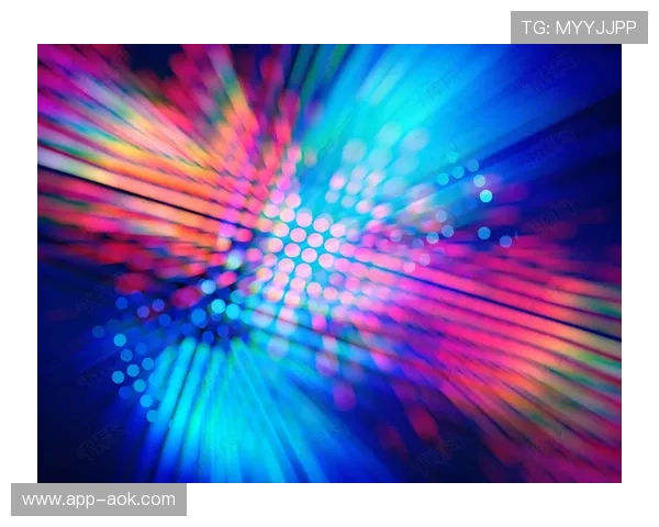 汉密尔顿“灯光之城”主题头盔闪耀拉斯维加斯赛道霓虹