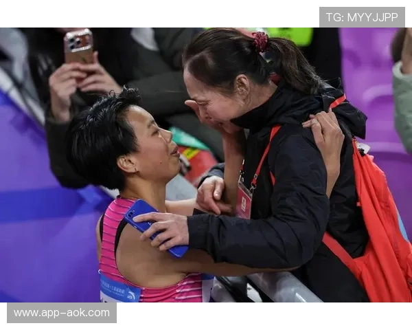 全运会刘景扬女子100米栏黑马夺冠，与母亲相拥而泣