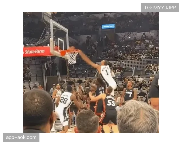 触壁后望向计时器,美国小将阿莱克斯·瓦尔什得知刷新青年世界纪录后的惊愕表情 触壁后望向计时器,美国小将阿莱克斯·瓦尔什得知刷新青年世界纪录后的惊愕表情