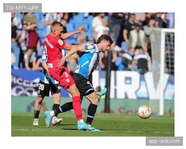 门线悬案！西甲塞维利亚对阵比利亚雷亚尔，皮球是否整体过线引争议